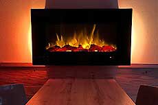 Sitzgelegenheit mit künstlichem Kaminfeuer in der Wellnessoase